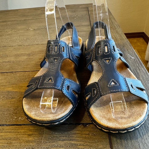 6 wide Clarks Women's Leisa Lakelyn Blue Leather Slingback Casual Sandals - Picture 3 of 9